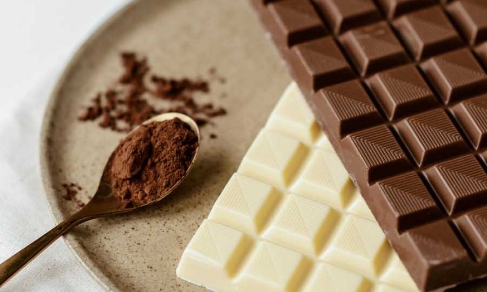 Plaquettes de chocolat noir et blanc